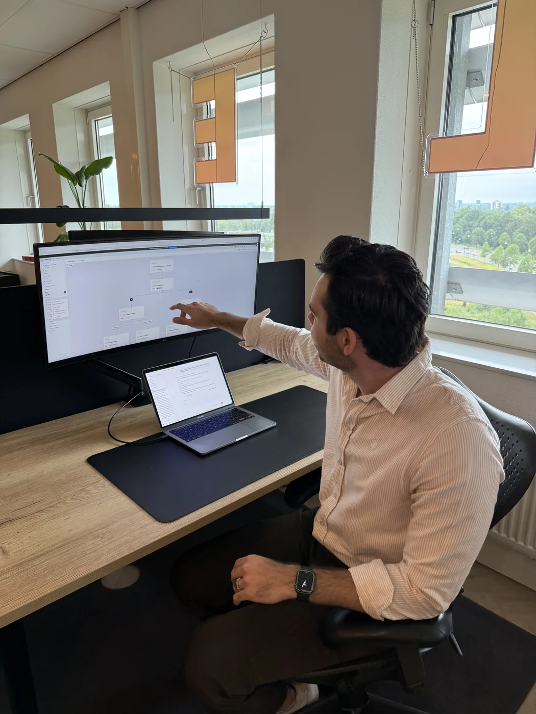 Jeffrey wijst naar monitor